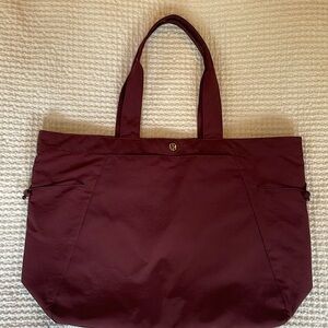 Lululemon red merlot side-cinch shopper bag 18L